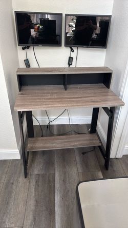 Desk / Monitors
