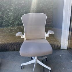Modern White Mesh Desk Chair – Adjustable