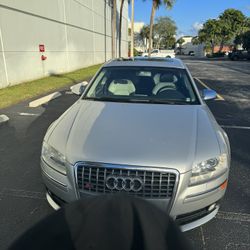 Audi S8 