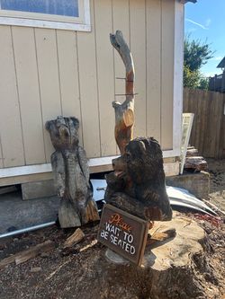 Bear sculpture in good condition. Has baby bear on it and it looks like it’s trying to climb a tree. Also have a sign that says thank you for coming a