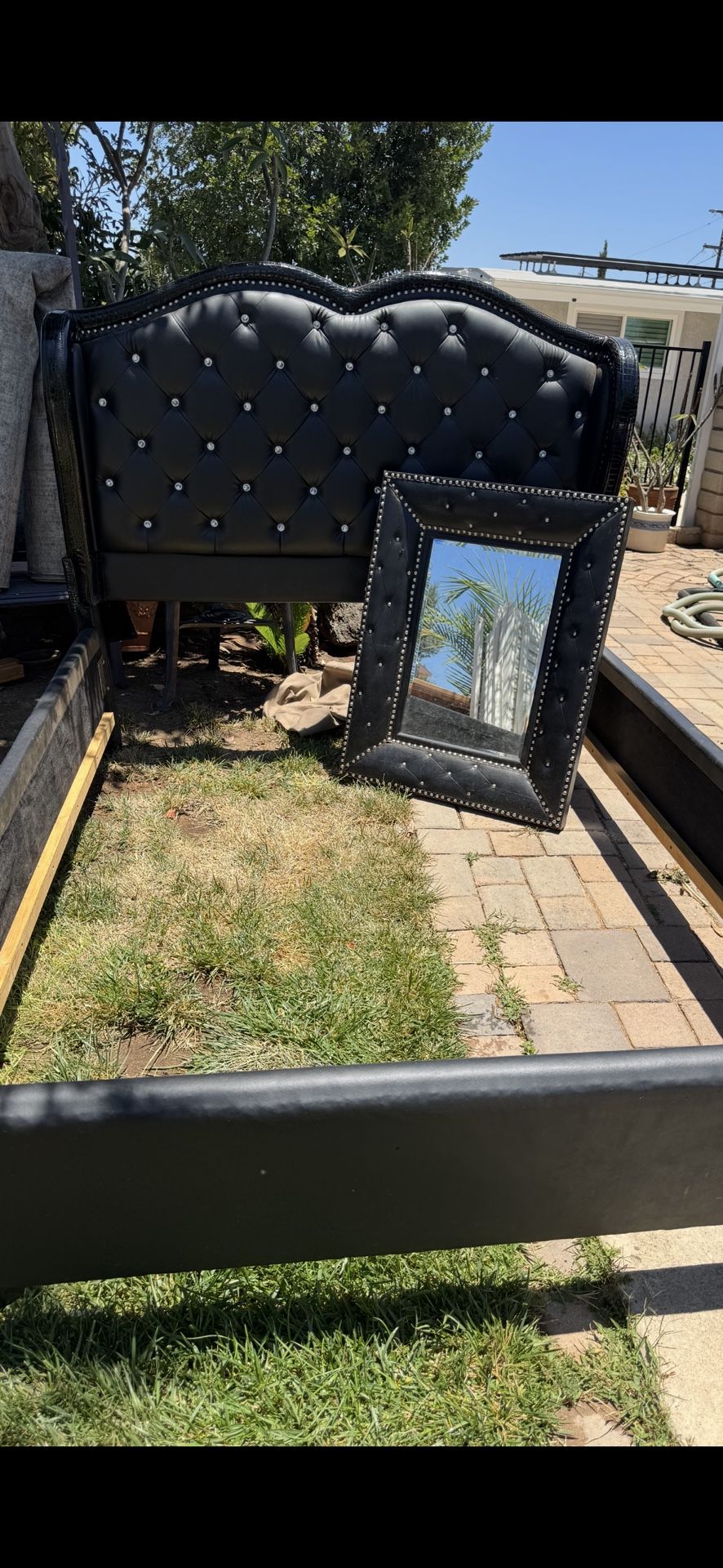 Queen size blk bed w/ mirror