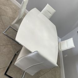WHIYE DINING TABLE SET