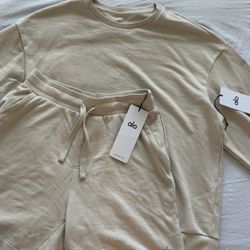 Alo Yoga Chill Short & Crew Pullover