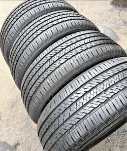 235 50 20 Bridgestone tires Con 80% de Vida Las 4