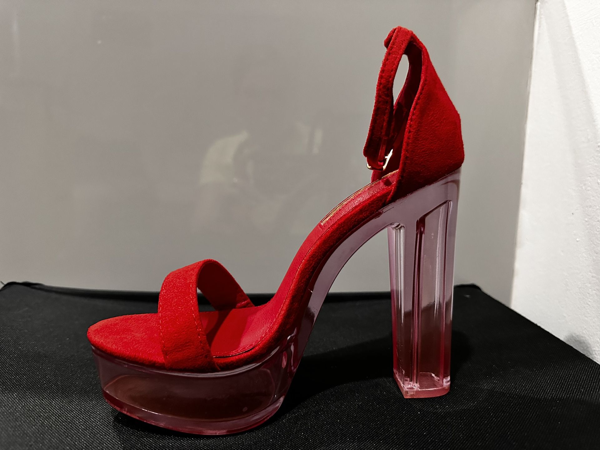 LULIANA ELEGANT RED 50 PLATAFORM HEELS SIZE: 8.5 WOMENS.