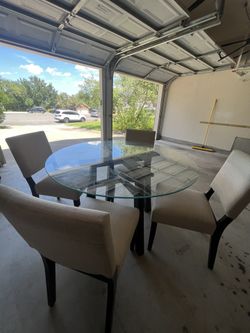 heavy thick glass dining table+ 4 Chairs O