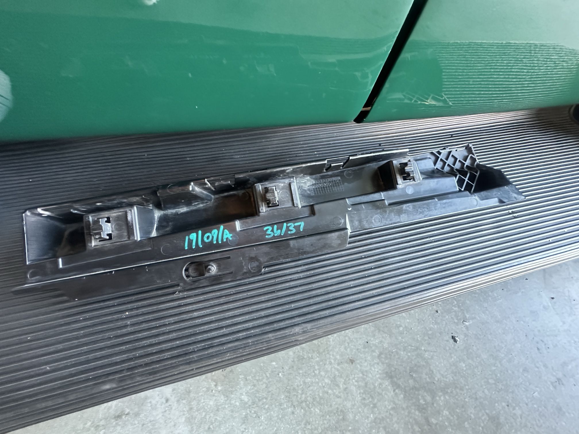 BMW ROCKER PANEL ASSEMBLY BRACKET