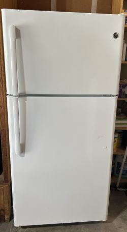 GE 20.8 CU. FT Top Freezer Refrigerator