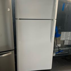 Frigidaire Apartment Size 18 Cu Ft Refrigerator Gloss White With Ice Maker 