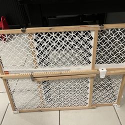 24" tall Summer Tension Pressure Mount Dog or Baby Gate- Hallway Door Etc