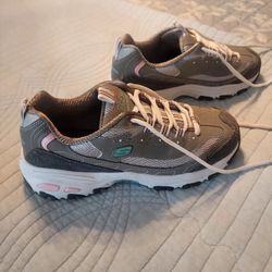 Womans Skecher Sneakers Like New Size 8 1/2