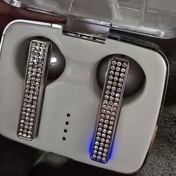  STUDDED RHYNESTONE EARBUDS
