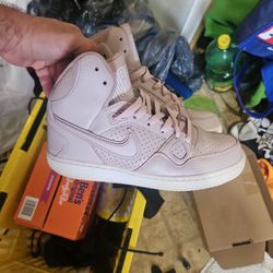 Womens 7.5 Nike Shoes, Great Condition! 