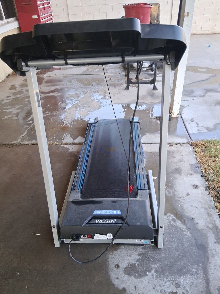 TREADMILL FOR SALE !