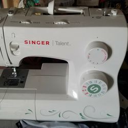 "SINGER" Sewing Machine 