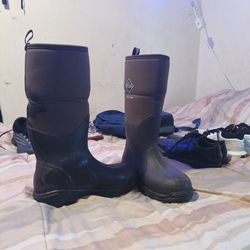 Size 10 mens Boots only asking for 100 payed 140 barley wore them