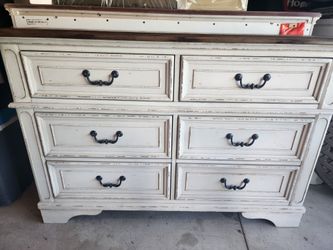 Realyn 6 drawer dresser