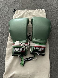 Bayonetta 16oz Limited Edition Boxing Gloves