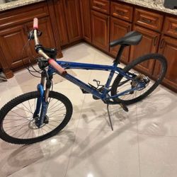 Cannondale F7 Mountain Bike. 26 In Tires. 43CM