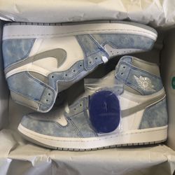 Air Jordan 1 Hyper Royal 