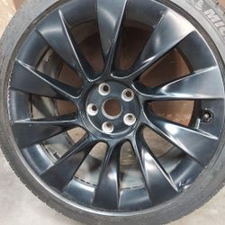 Like NEW MICHELIN TIRE ON 20"  X 9.5" BLACK RIM OFF 2023 TESLA Y LONG RANGE 