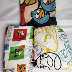 Angry Birds full sheet set. 1 full flat sheet , 1 full fitted & 2 Pillow Cases 