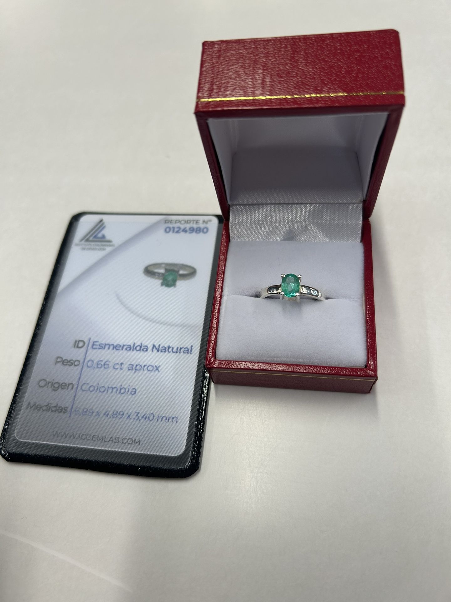 Queen’s Touch – Colombian Emerald Ring