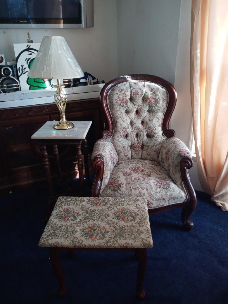 4 Piece Victorian Chair End Table What's The Time And Gold Lamp