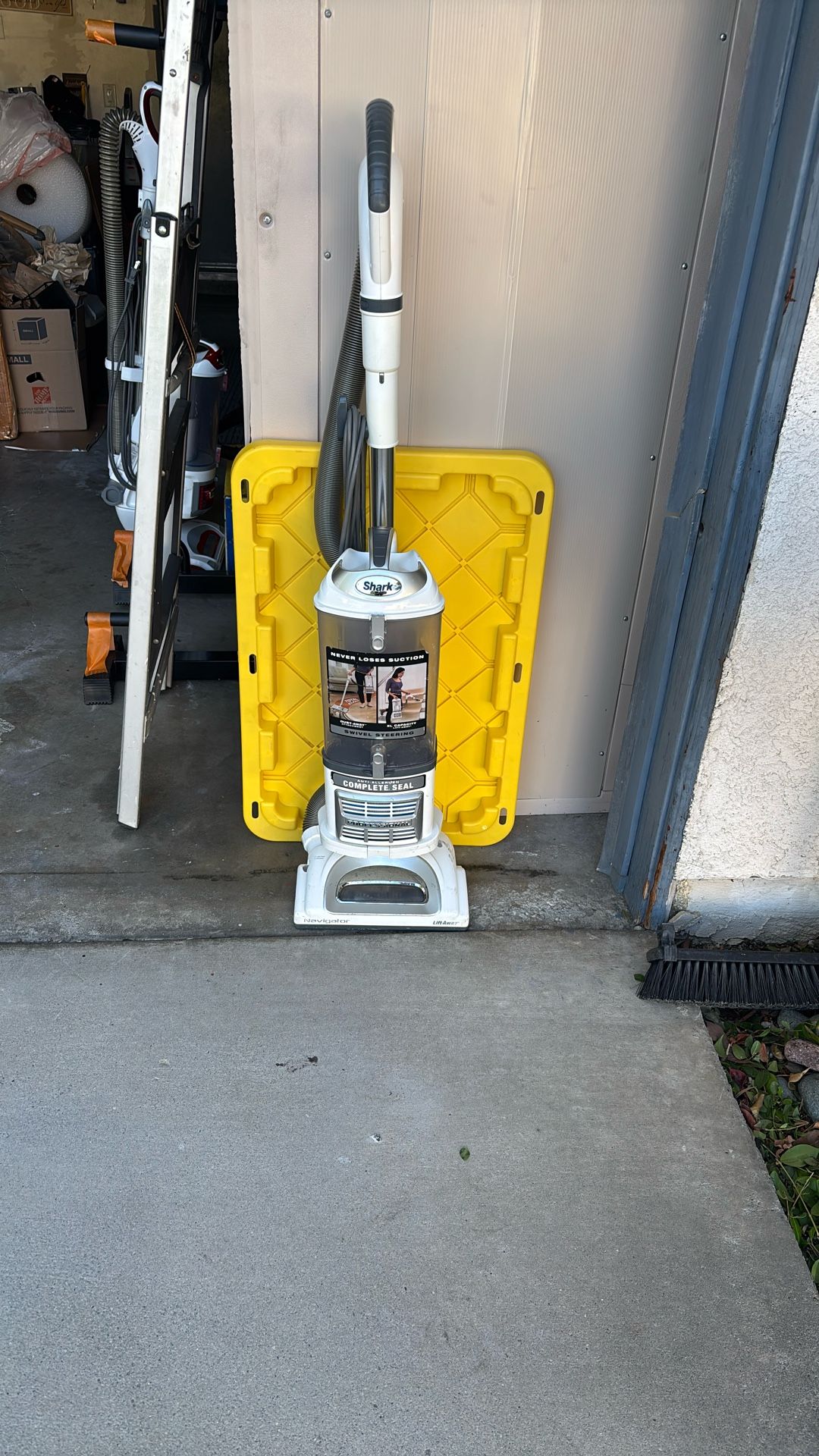 Shark Professional Navigator Lift-Away