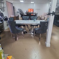 Beautiful Table And 6 Chairs . Glam STYLE REAL PRICE