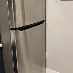 LG Newer Top Freezer Refrigerator Ice Maker