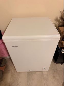 Hotpoint 4.9-cu ft Chest Freezer Convertible to Refrigerator ( White )