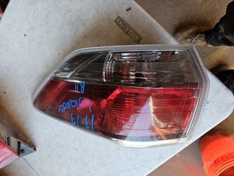 Toyota Highlander right tail light Oem