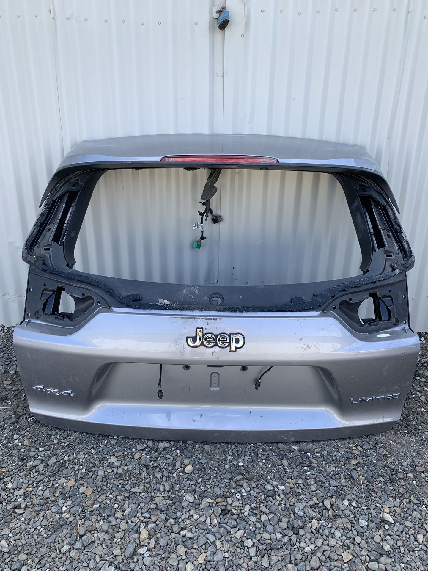 2019 Jeep Cherokee trunk lid