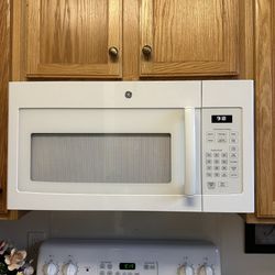 A Real Nice G E Microwave That Mounts Under A Cabinet 