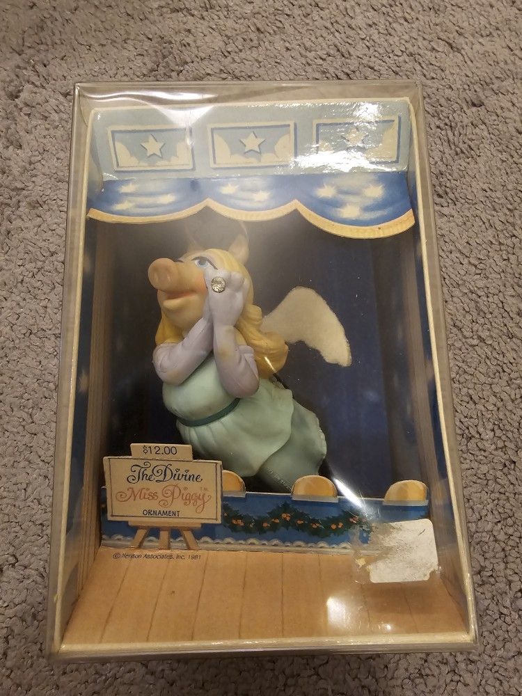Hallmark Collectors Ornament - Divine Miss Piggy 1981