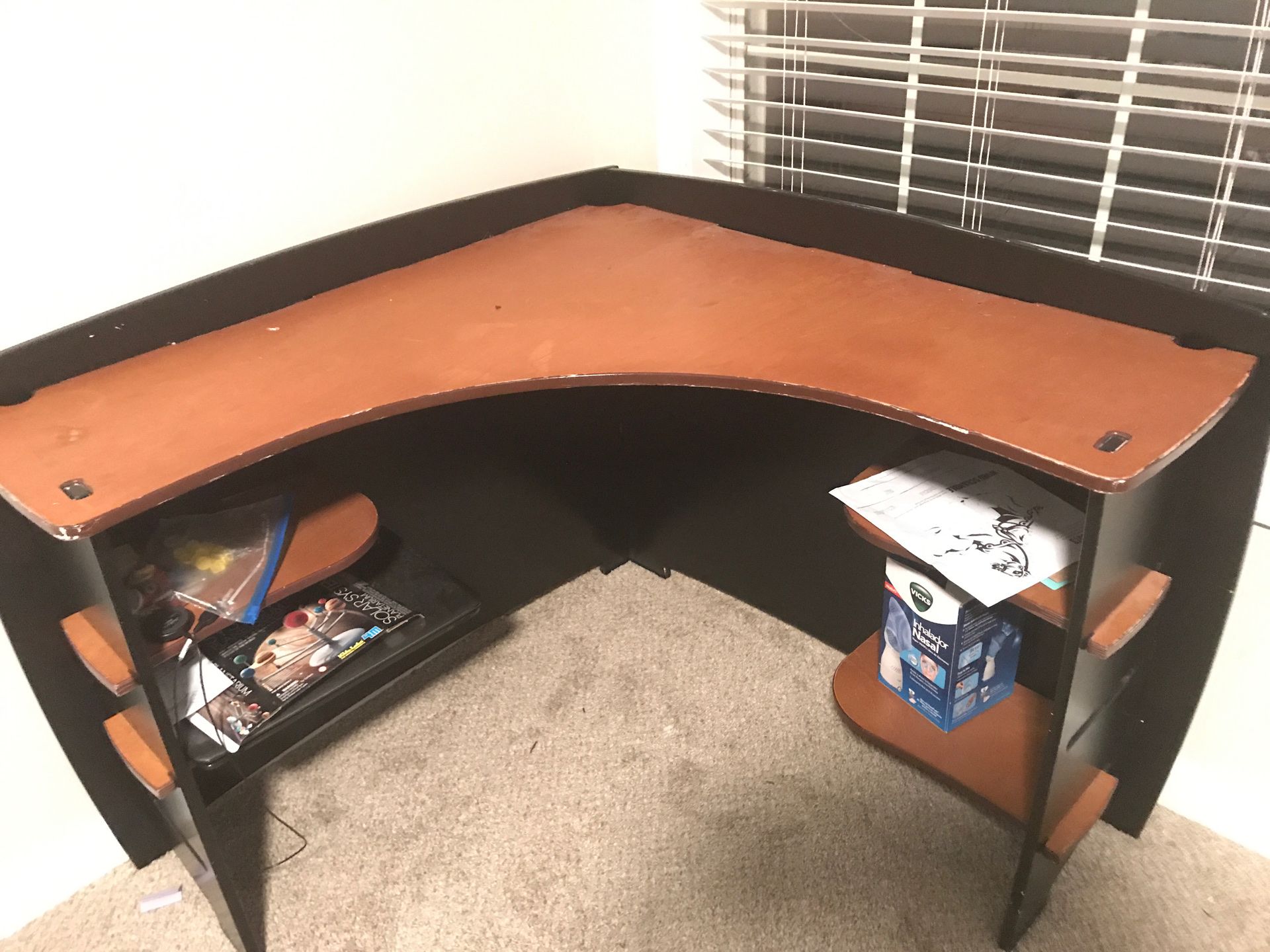 Corner desk