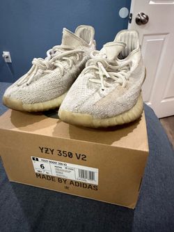 Yeezy Boost 350 V2 cream color (Size 6M)