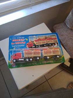 1996 Circus in Town Free Wheeling Toy Truck Set