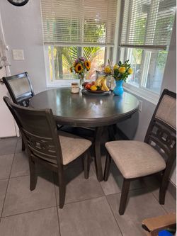 Round kitchen table