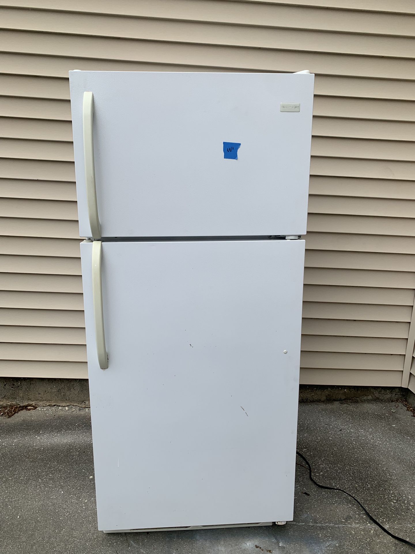 Frigidaire white refrigerator 65x28”x29” work great! Missing Some Shelves