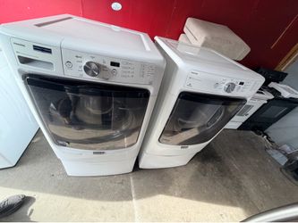 Maytag washer and dryer set Xl Capacity Electric with Pedestal