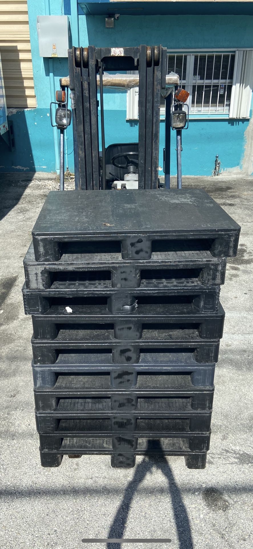 HEAVY DUTY PLASTIC PALLETS 37x32 $25 EACH DELIVERY AVAILABLE $$$