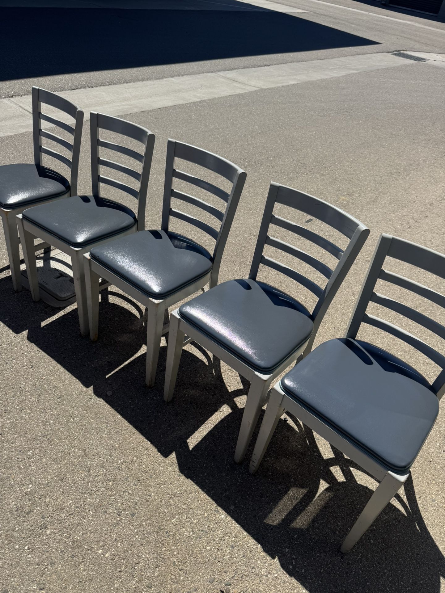 5 Small Chairs Wood Good / 5 Sillitas Buenas