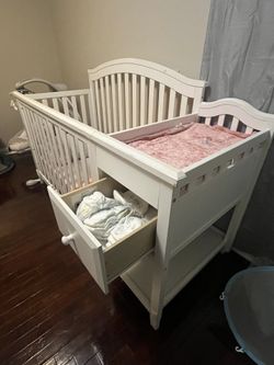 CRIB w. MATRESS & CHANGING TABLE/DRAWER