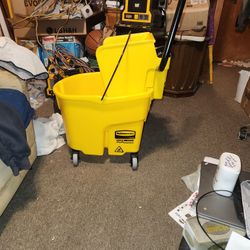 NEW RUBBERMAID MOP BUCKET 