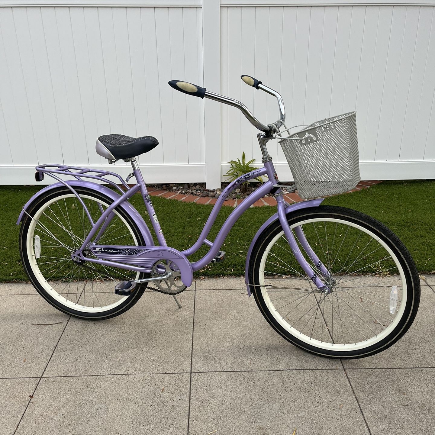 Schwinn “Huntington Beach “ 26 Inch Beach Cruiser w / Basket for