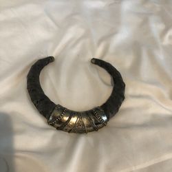 Black chocker.
