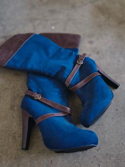 Women’s suede boots
