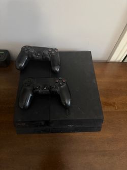 Play station 4 with 2 controllers